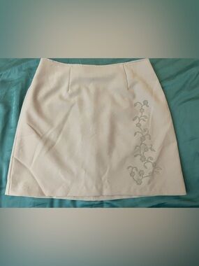 EUC Fragile Gray Mini Skirt with Subtle Floral Embroidery Sz 7 27 waist 15.5” L